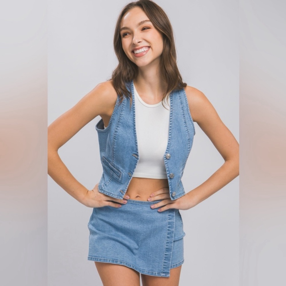 NWT Denim Button Down Vest in Light Blue, Size Medium - Picture 2 of 5